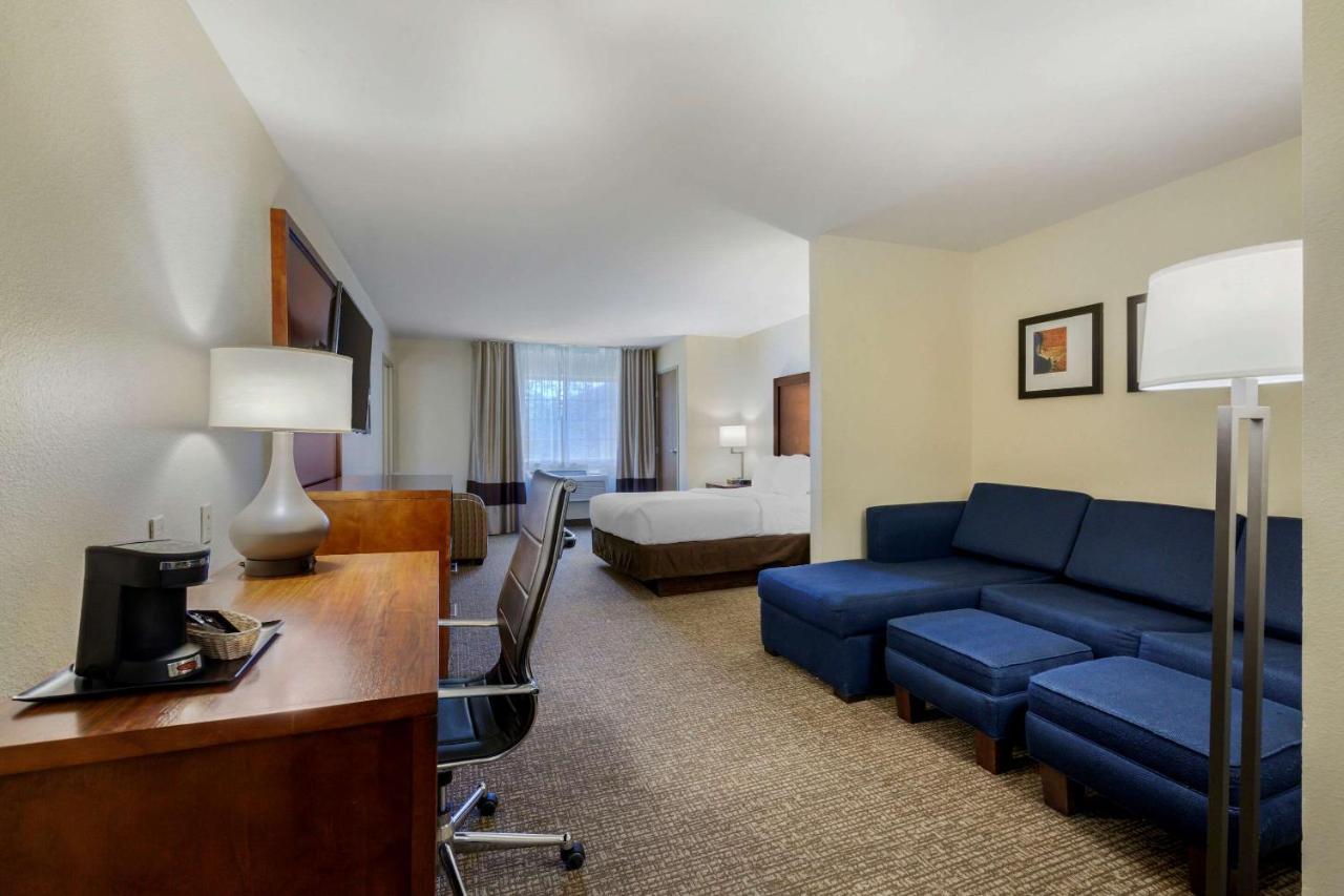 Comfort Suites Johnson Creek Conference Center Ngoại thất bức ảnh