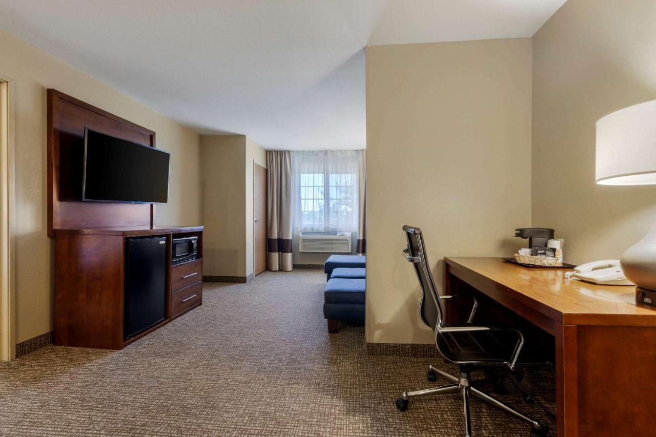 Comfort Suites Johnson Creek Conference Center Ngoại thất bức ảnh