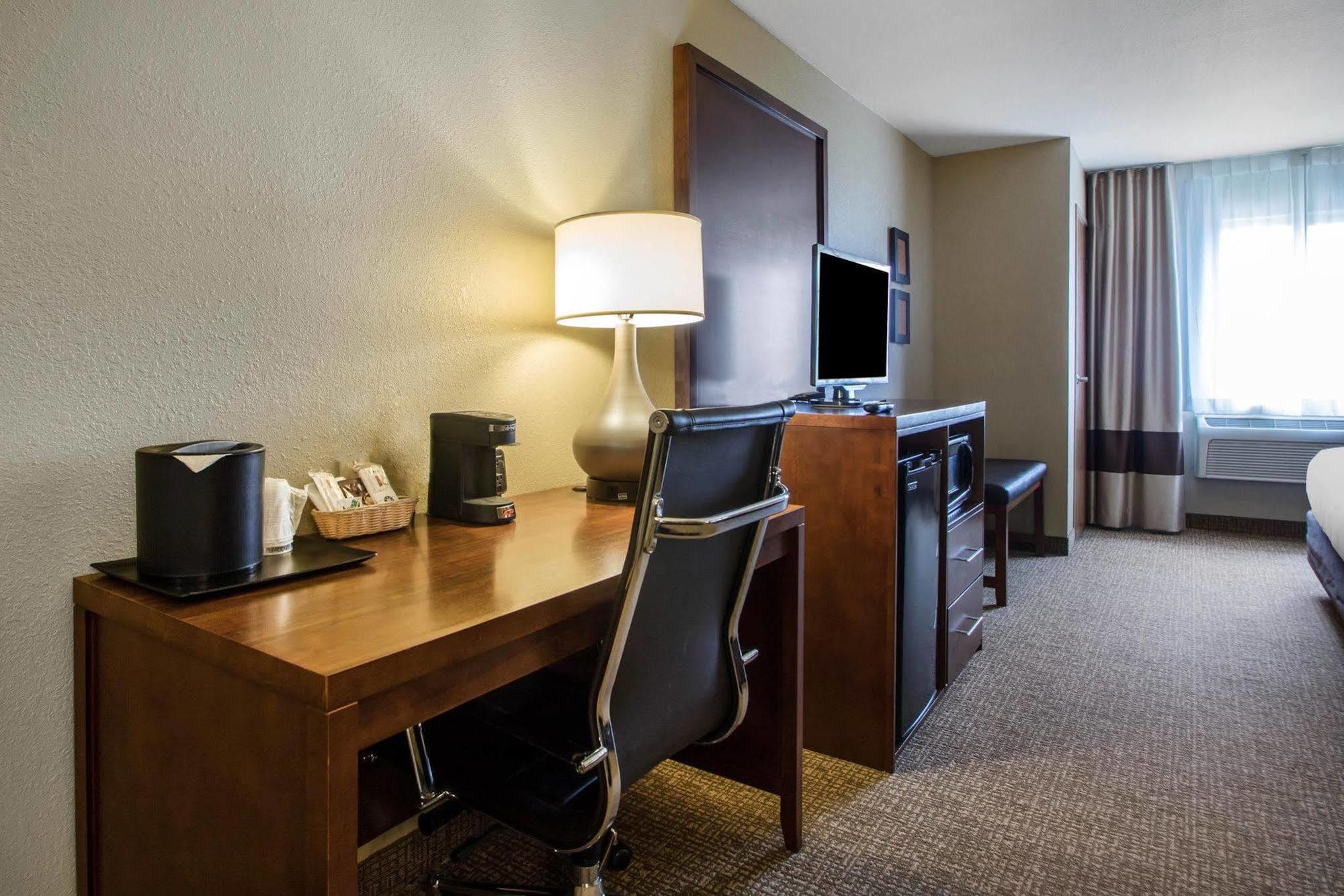 Comfort Suites Johnson Creek Conference Center Ngoại thất bức ảnh